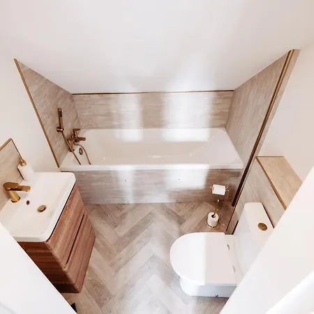 Seabreeze Retreat-luxury 2 Bedroom Apartment-free Private Gated Parking On-site *