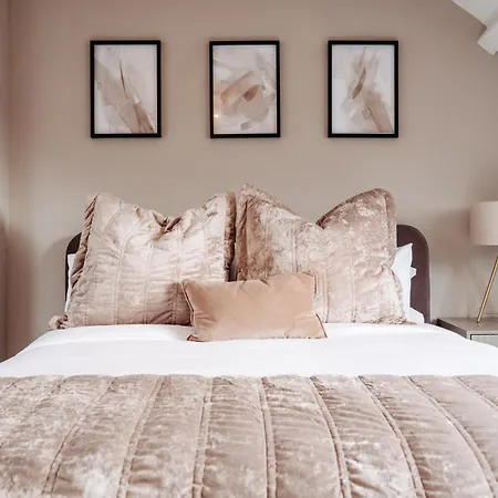 Seabreeze Retreat-luxury 2 Bedroom Apartment-free Private Gated Parking On-site *