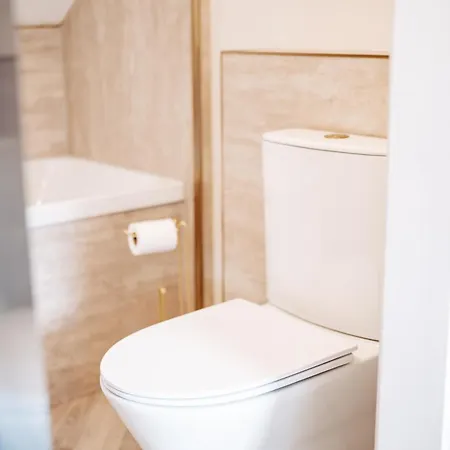 Seabreeze Retreat-luxury 2 Bedroom Apartment-free Private Gated Parking On-site *