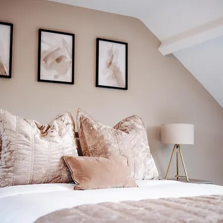 Seabreeze Retreat-luxury 2 Bedroom Apartment-free Private Gated Parking On-site Scarborough