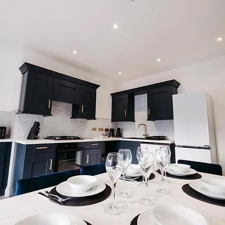 Seabreeze Retreat-luxury 2 Bedroom Apartment-free Private Gated Parking On-site *