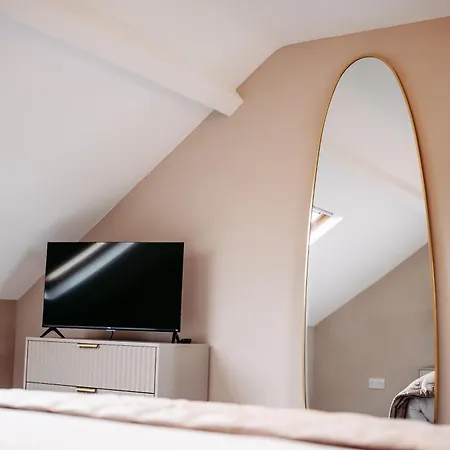 Seabreeze Retreat-luxury 2 Bedroom Apartment-free Private Gated Parking On-site