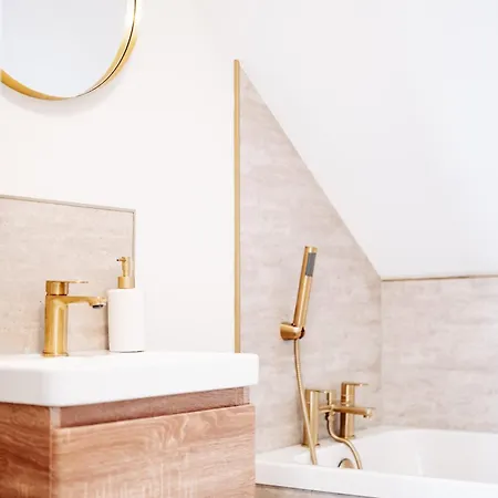 Seabreeze Retreat-luxury 2 Bedroom Apartment-free Private Gated Parking On-site * Scarborough
