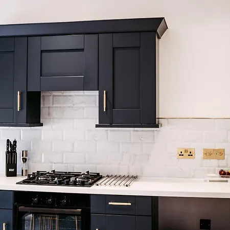 Seabreeze Retreat-luxury 2 Bedroom Apartment-free Private Gated Parking On-site Scarborough